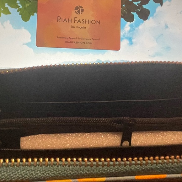 Mango Wallet - Picture 2 of 3